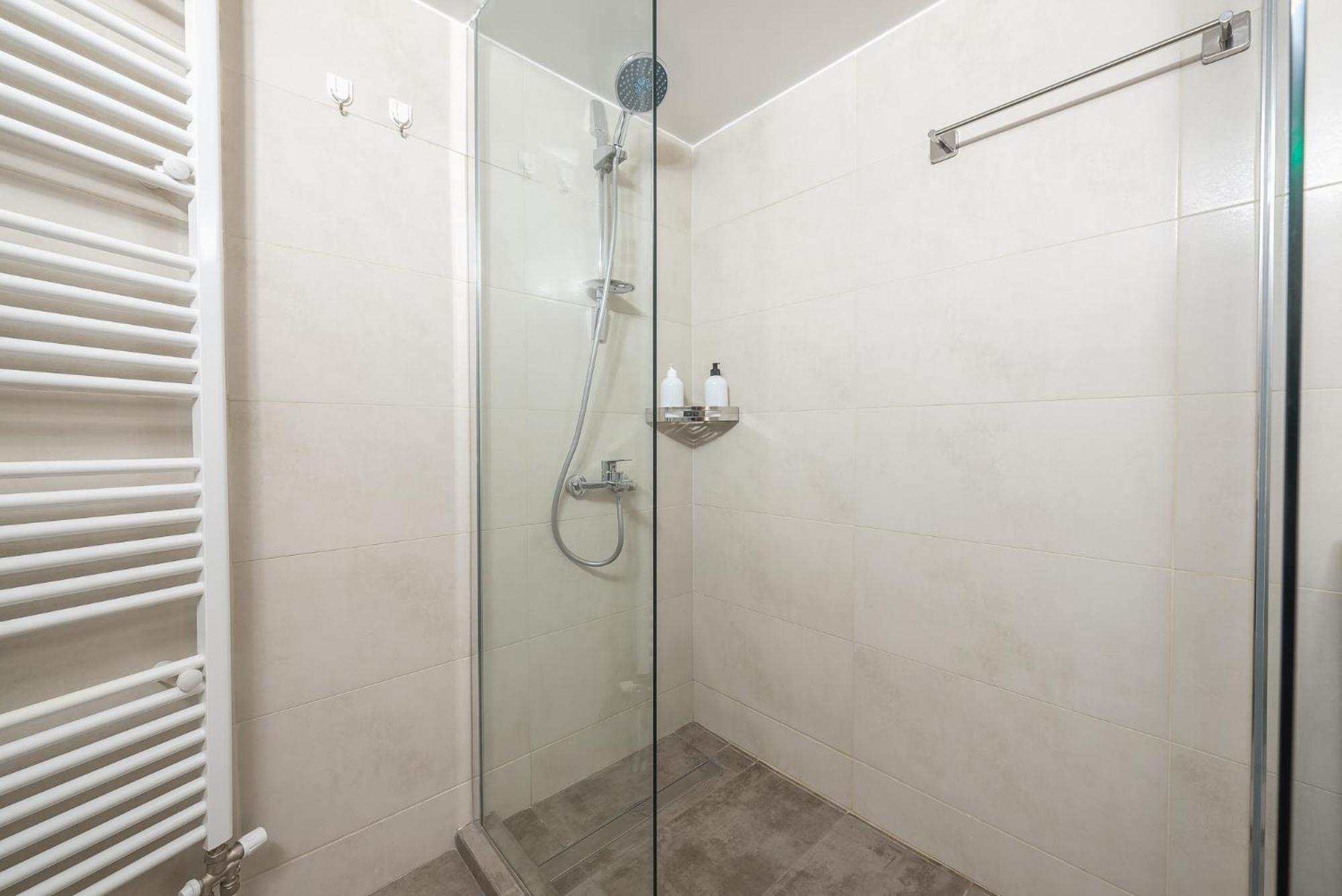 Stylish 2bdr By Acropolis Apartment